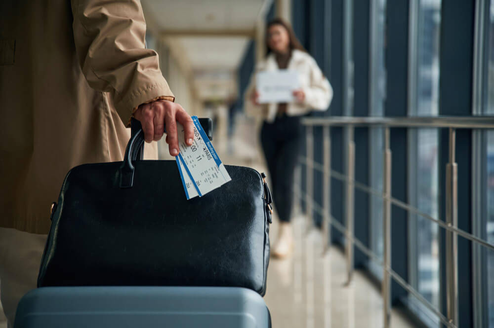 Uma pessoa imigrando para outro país