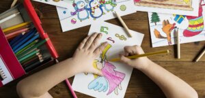 sistema escolar francês para brasileiros - criança desenhando