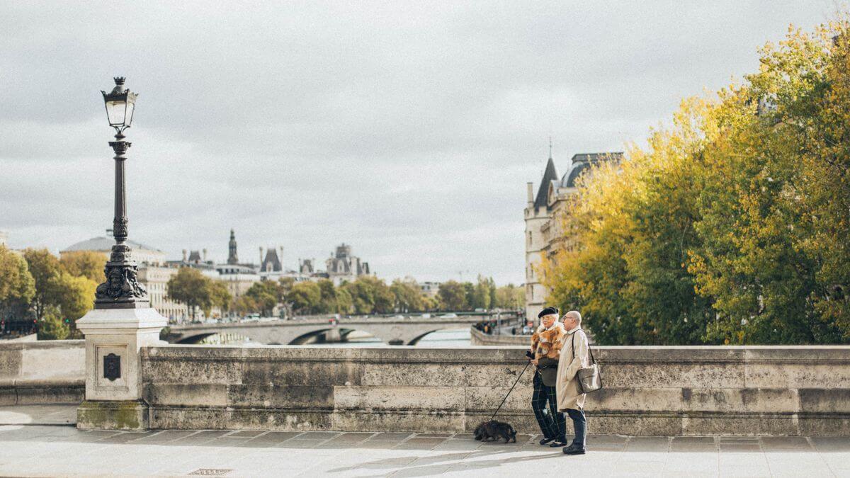 Casal aposentado caminhando em Paris depois de obter o visto de visitante para a França