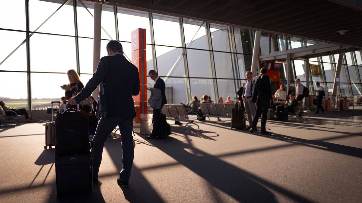 Viajante no aeroporto pensando no que fazer depois do PVT na França