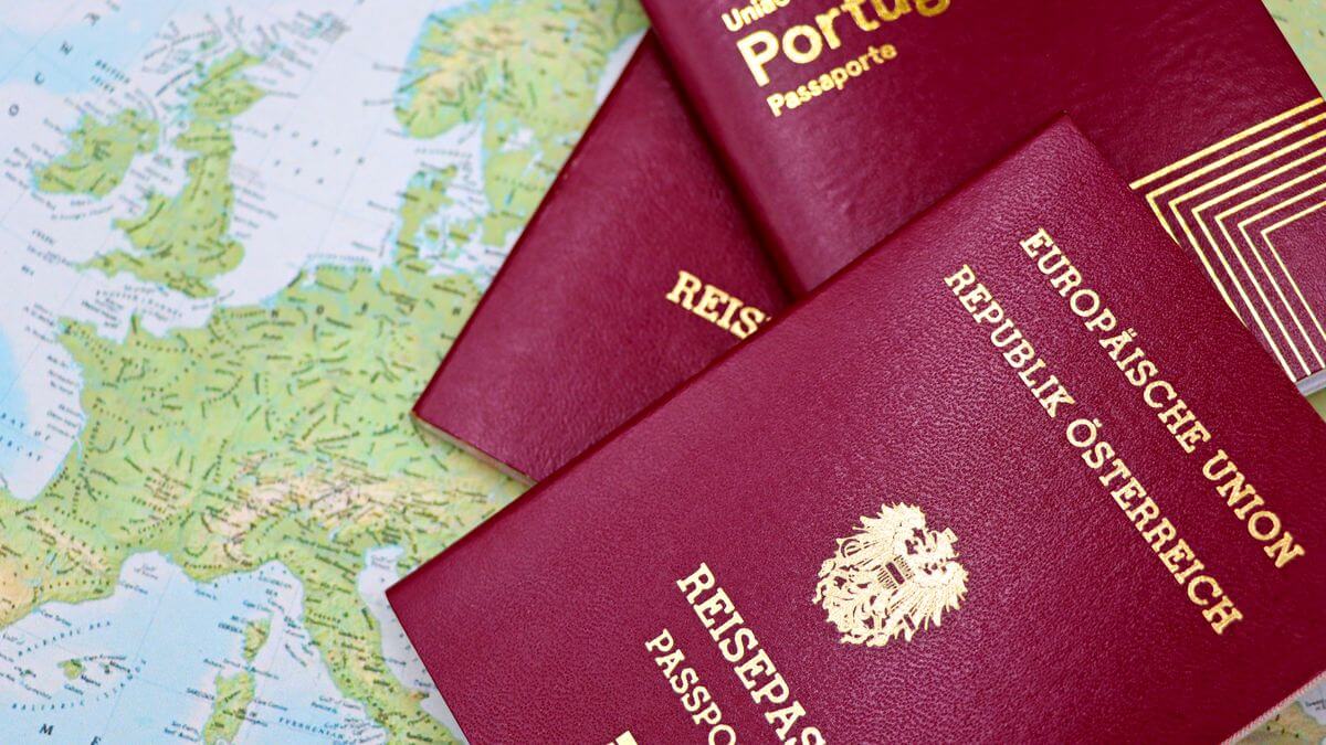 Passaportes europeus sobre um mapa da Europa, ilustrando o ETIAS para brasileiros